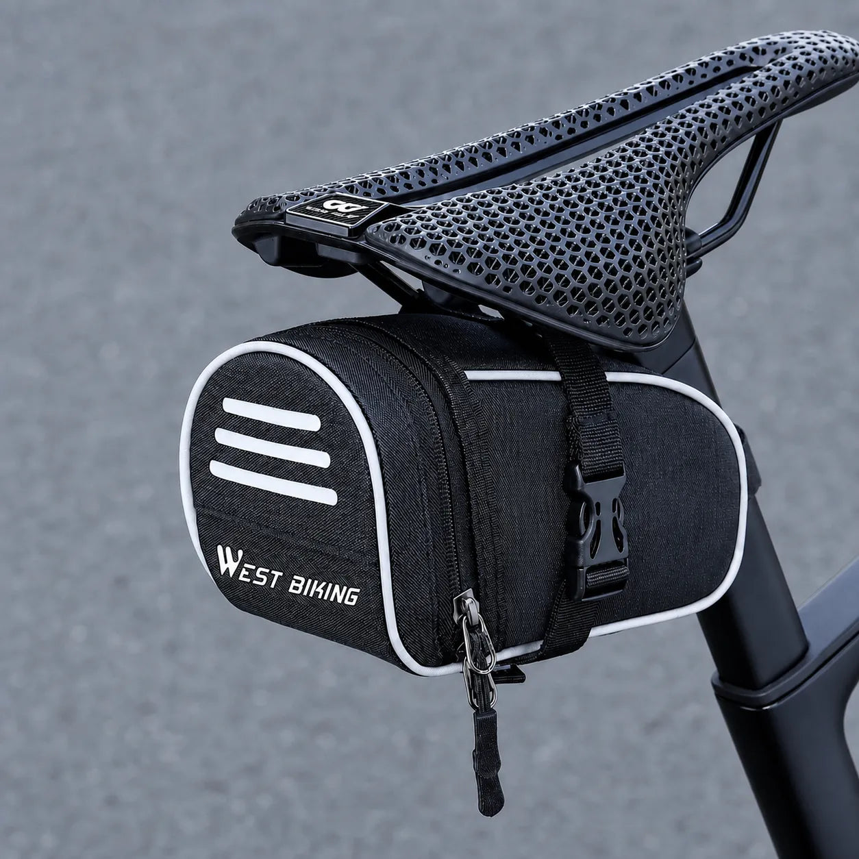 Kompakte Satteltasche mit reflektierenden Streifen, wetterfest und sicher fixiert für jede Tour