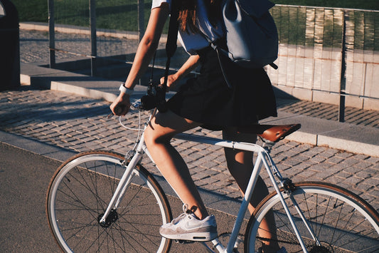 Frau fährt ein weißes, ungefedertes Fahrrad.