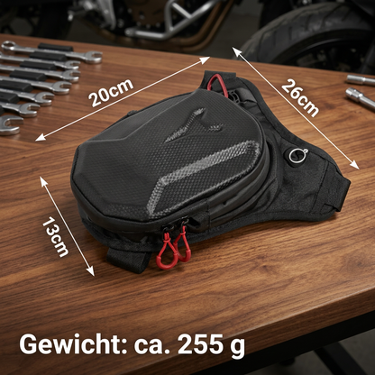 Schwarze Hartschalen-Beintasche mit Maßangaben und Gewicht auf Holztisch