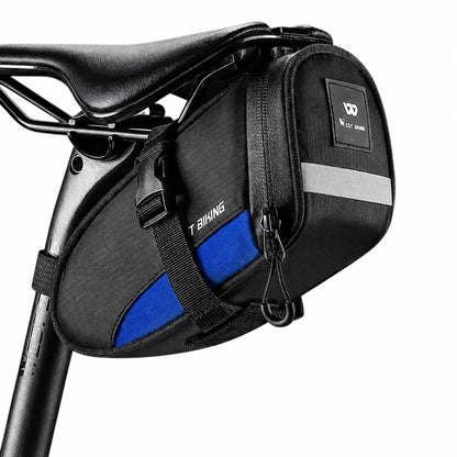 Kompakte Fahrrad-Satteltasche in Schwarz-Blau, leicht, reflektierend und sicher am Sattel befestigt