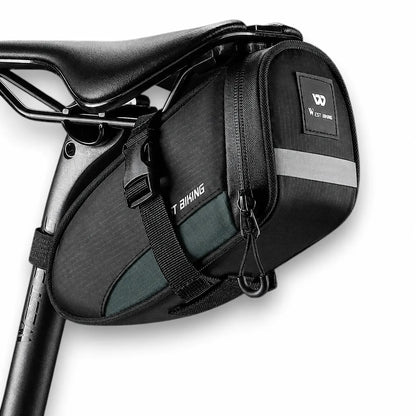 Kompakte Fahrrad-Satteltasche in Schwarz-Grau, leicht, reflektierend und sicher am Sattel befestigt