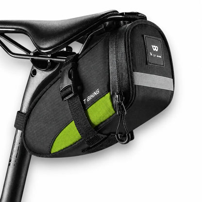 Kompakte Fahrrad-Satteltasche in Schwarz-Grün, leicht, reflektierend und sicher am Sattel befestigt