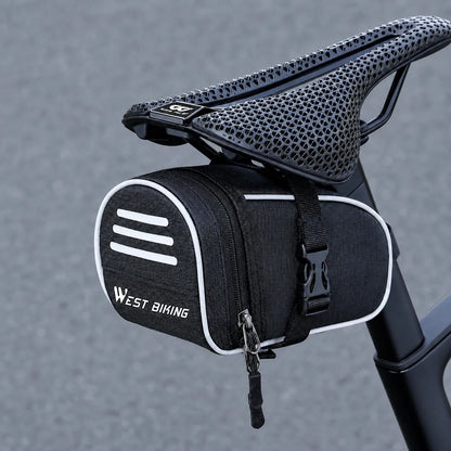 Kompakte Satteltasche mit reflektierenden Streifen, wetterfest und sicher fixiert für jede Tour