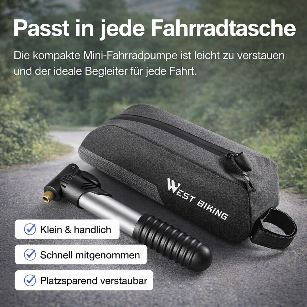 Mini-Fahrradpumpe neben einer Fahrradtasche auf Asphalt, kompakt und transportbereit dargestellt.