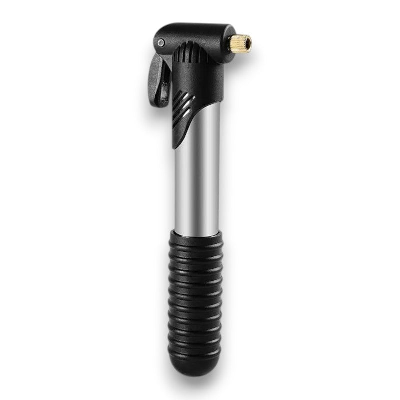 Mini-Fahrradpumpe in Schwarz-Silber freigestellt auf hellem Hintergrund.
