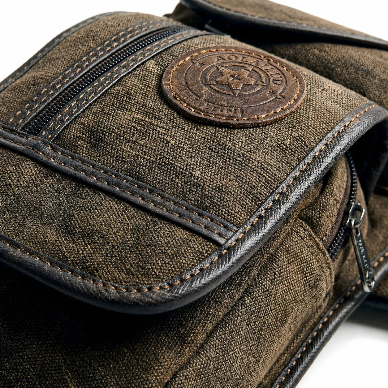 Motorrad-Beintasche aus robustem Canvas mit Lederdetails – körpernah, beweglich und stilvoll griffbereit