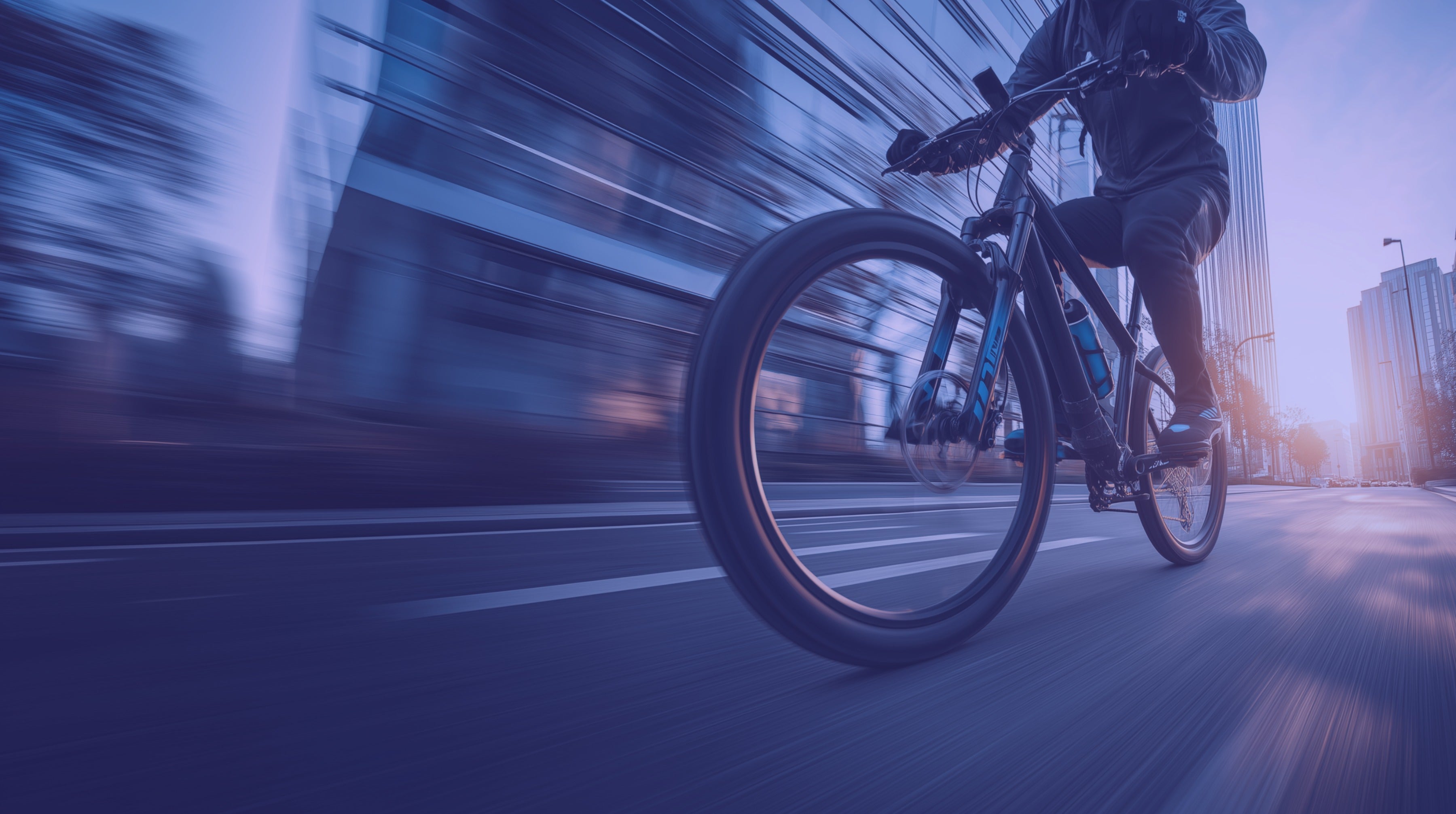 Sportlicher Radfahrer in der Stadt als Symbol für Zubehör für Fahrrad, Auto und Motorrad im Online-Shop FAHRFREUDE24